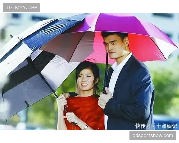 刷到姚明近照，随手坐在街边那一瞬儿像皇室休假